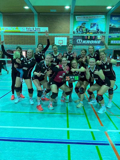 Damen 2 feiert 6er-Pack