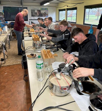Für den guten Zweck: Speller Fußballer im Einsatz für die Piepkuchenbäcker
