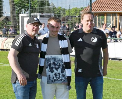 Bilder zur Verabschiedung verdienter Spieler beim SC Spelle-Venhaus