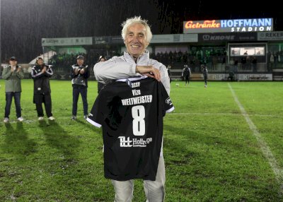 Spelles Vize-Weltmeister Manfred Lesting trägt sich ins Goldene Buch ein