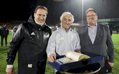 Spelles Vize-Weltmeister Manfred Lesting trägt sich ins Goldene Buch ein