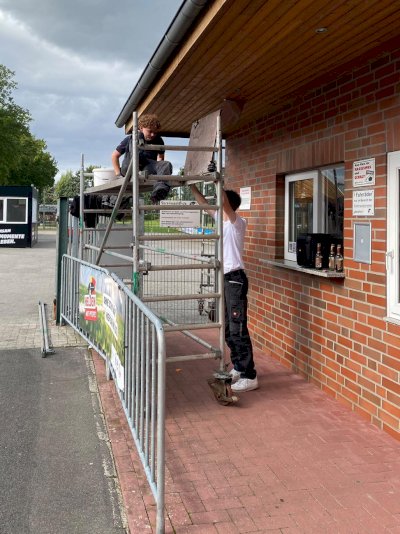 Starke Teamleistung: Speller Herrenmannschaften sorgen für schöneres Sportgelände