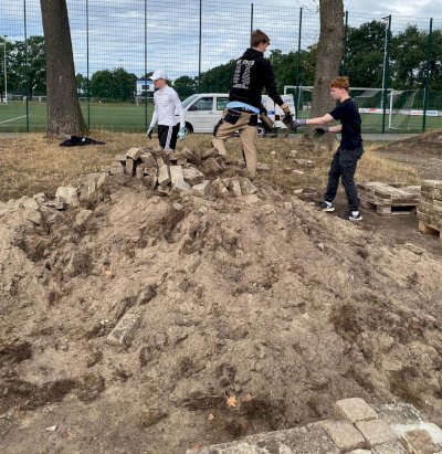 Starke Teamleistung: Speller Herrenmannschaften sorgen für schöneres Sportgelände