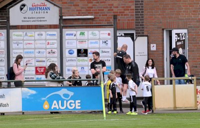 Speller Minikicker begleiten die Oberliga-Teams auf den Platz
