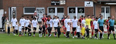Speller Minikicker begleiten die Oberliga-Teams auf den Platz