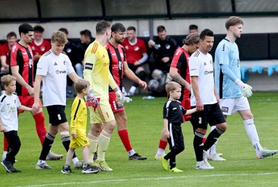 Speller Minikicker begleiten die Oberliga-Teams auf den Platz