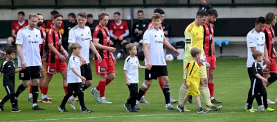 Speller Minikicker begleiten die Oberliga-Teams auf den Platz