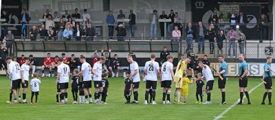 Speller Minikicker begleiten die Oberliga-Teams auf den Platz