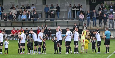 Speller Minikicker begleiten die Oberliga-Teams auf den Platz