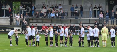 Speller Minikicker begleiten die Oberliga-Teams auf den Platz