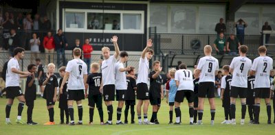 Großer Auftritt der Speller Minikicker bei der Heimpremiere des Oberliga-Teams