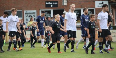 Großer Auftritt der Speller Minikicker bei der Heimpremiere des Oberliga-Teams