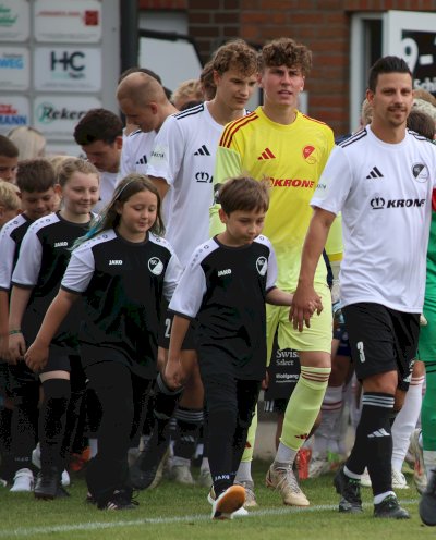 Großer Auftritt der Speller Minikicker bei der Heimpremiere des Oberliga-Teams