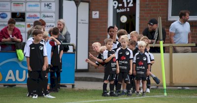 Großer Auftritt der Speller Minikicker bei der Heimpremiere des Oberliga-Teams