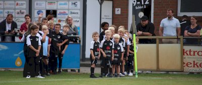 Großer Auftritt der Speller Minikicker bei der Heimpremiere des Oberliga-Teams