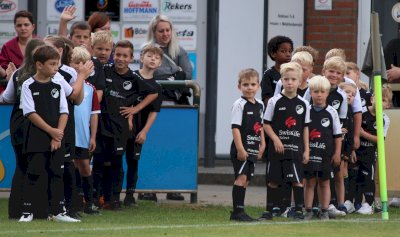 Großer Auftritt der Speller Minikicker bei der Heimpremiere des Oberliga-Teams