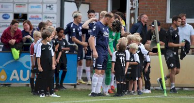 Großer Auftritt der Speller Minikicker bei der Heimpremiere des Oberliga-Teams