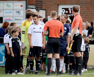 Großer Auftritt der Speller Minikicker bei der Heimpremiere des Oberliga-Teams