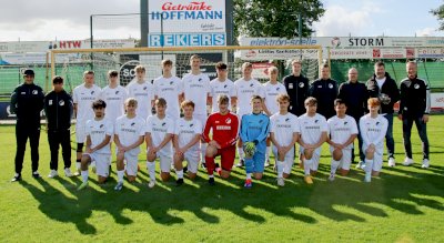 Die U19 des SC Spelle-Venhaus dankt Rekers Beton für die Unterstützung