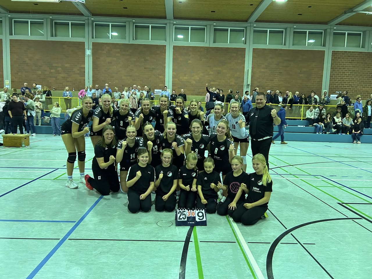 Damen 1: Sieg im ersten Heimspiel!